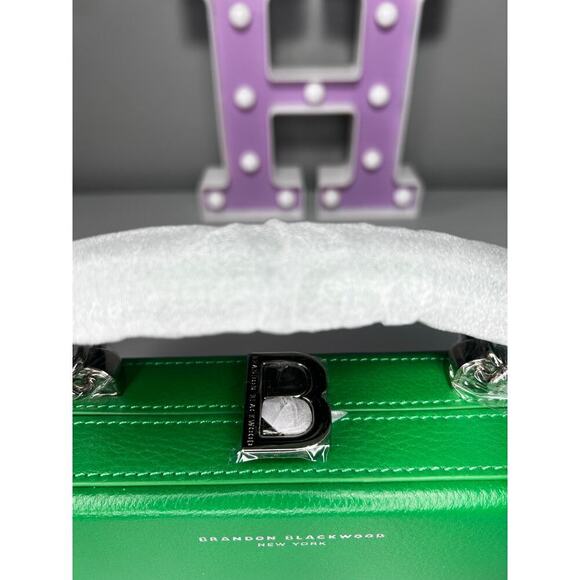 Brandon Blackwood
Slim Trunk
True Green Leather w/ Silver Hardware - Picture 2 of 8